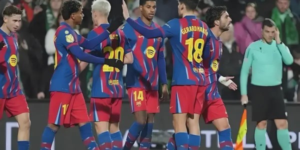 开云下载-11连胜VS三天崩盘！巴萨的稳定与皇马的混乱，赛季结局初见端倪？