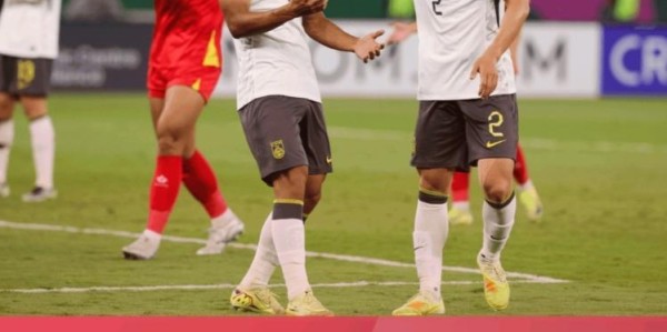 开云官方-越南0-3国足无缘决赛！看看越南球员怎么说，头号球星跪地道歉