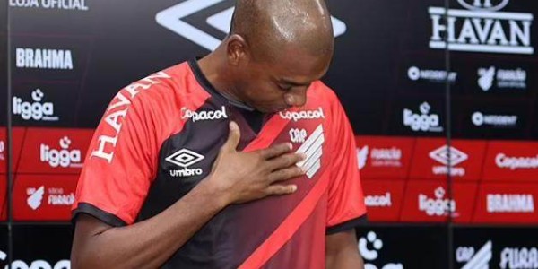 开云下载-37岁费鸟归巢回巴西 曼城告别传奇将迎后腰更新