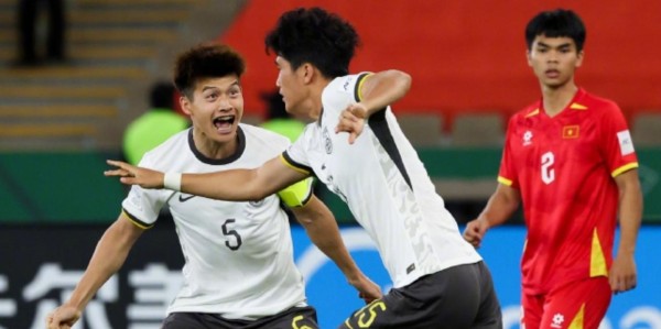 开云官方-越南0-3国足无缘决赛！看看越南球员怎么说，头号球星跪地道歉