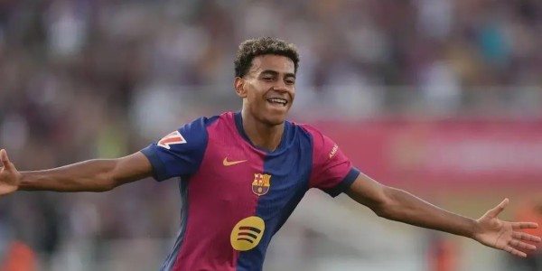 开云下载-11连胜VS三天崩盘！巴萨的稳定与皇马的混乱，赛季结局初见端倪？